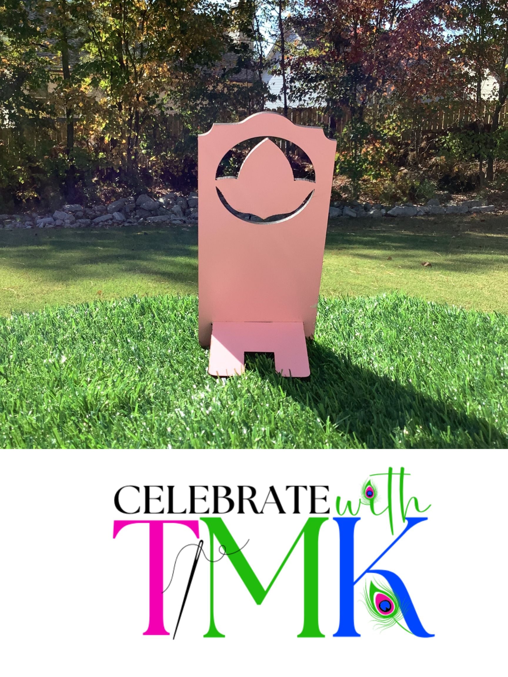 Pink and Green phone stand
Pink and green desk decor with ivy leaf shape silhouette. 